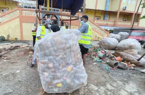 Bafoussam, le rachat des déchets plastiques comme filière économique